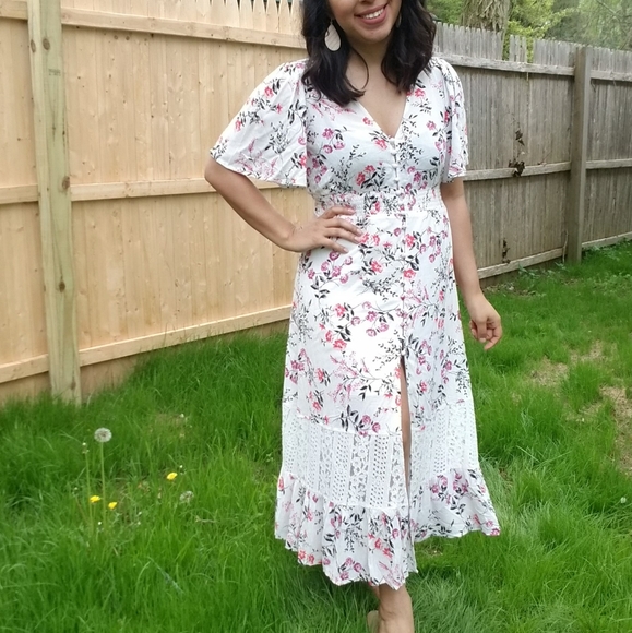 𝘽𝙊𝙂𝙊| TWIRLING IN FLORALS WHITE MAXI DRESS - Picture 4 of 16